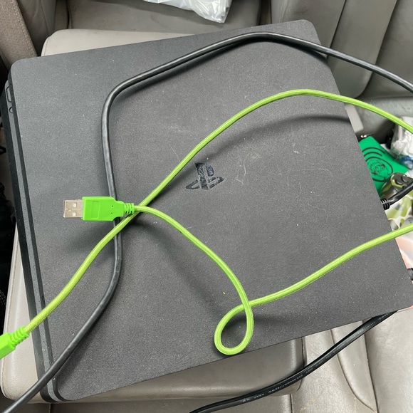 PS4 - Picture 5 of 5